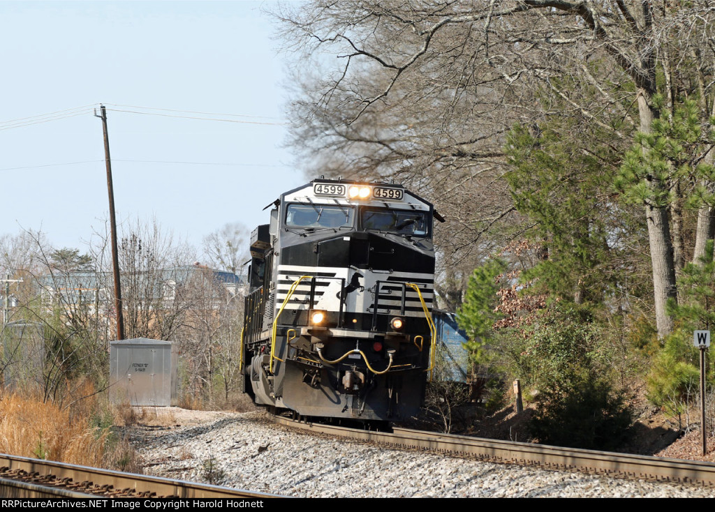 NS 4599 leads train 350 around the curve at Fetner